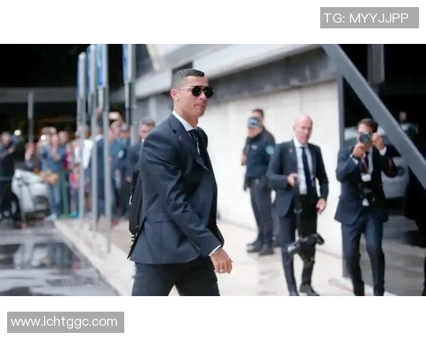 足球球星私下穿搭曝光 独特便装造型展现个性与风采